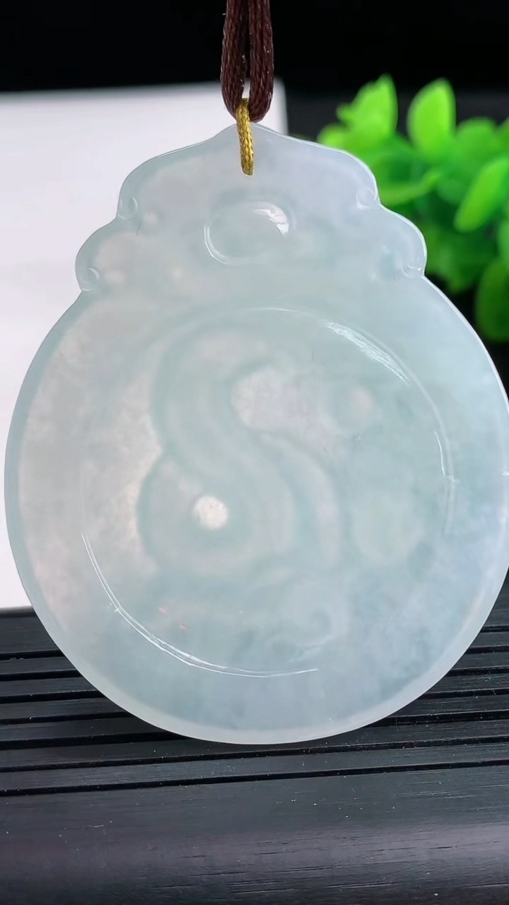 天然A货翡翠生肖蛇吊坠尺寸53.7-45-4.7重量:23.43g
3月26日