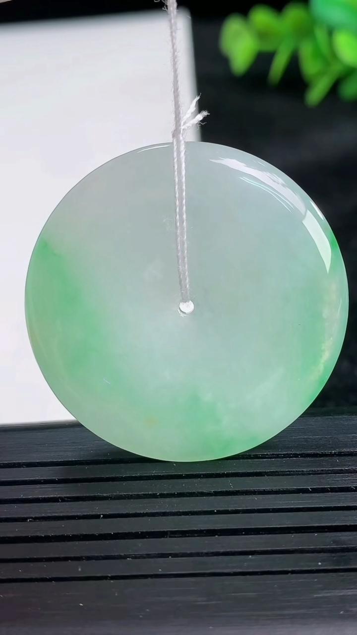 天然A货翡翠平安扣吊坠尺寸36-5.3重量:15.30g
3月26日