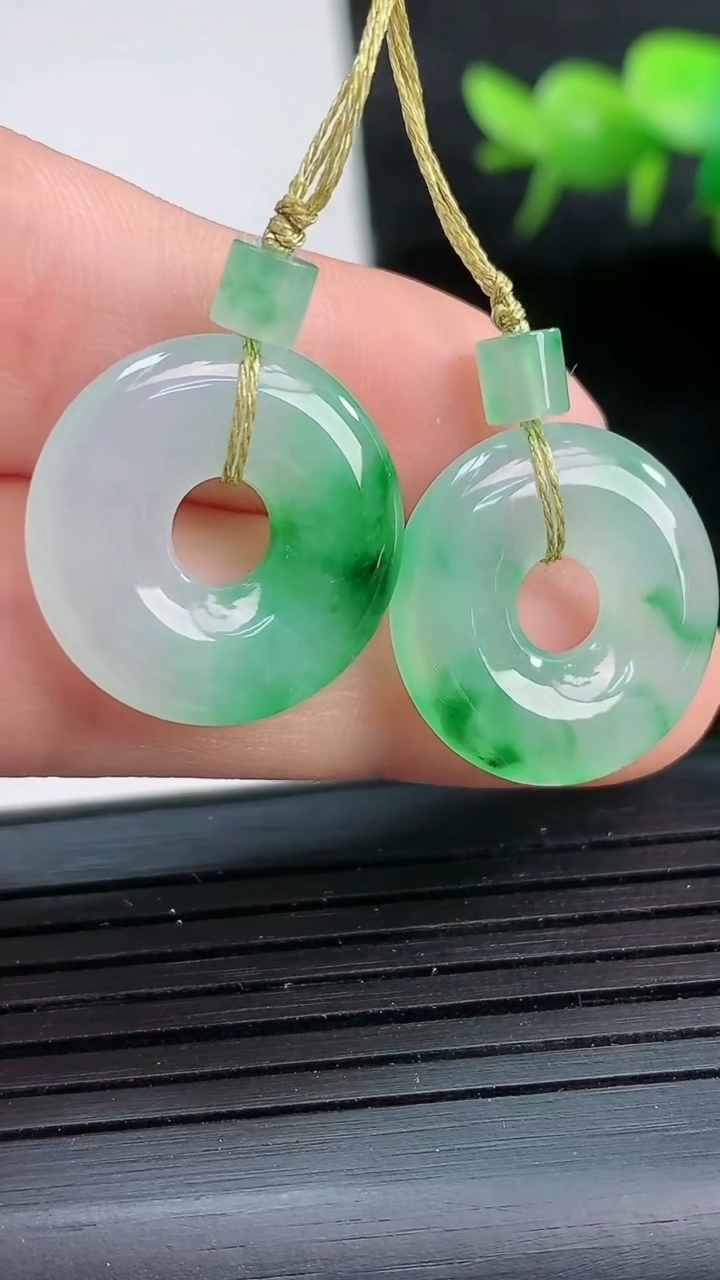 天然A货翡翠平安扣吊坠一对尺寸18.1-3.8重量:5.12g
3月26日