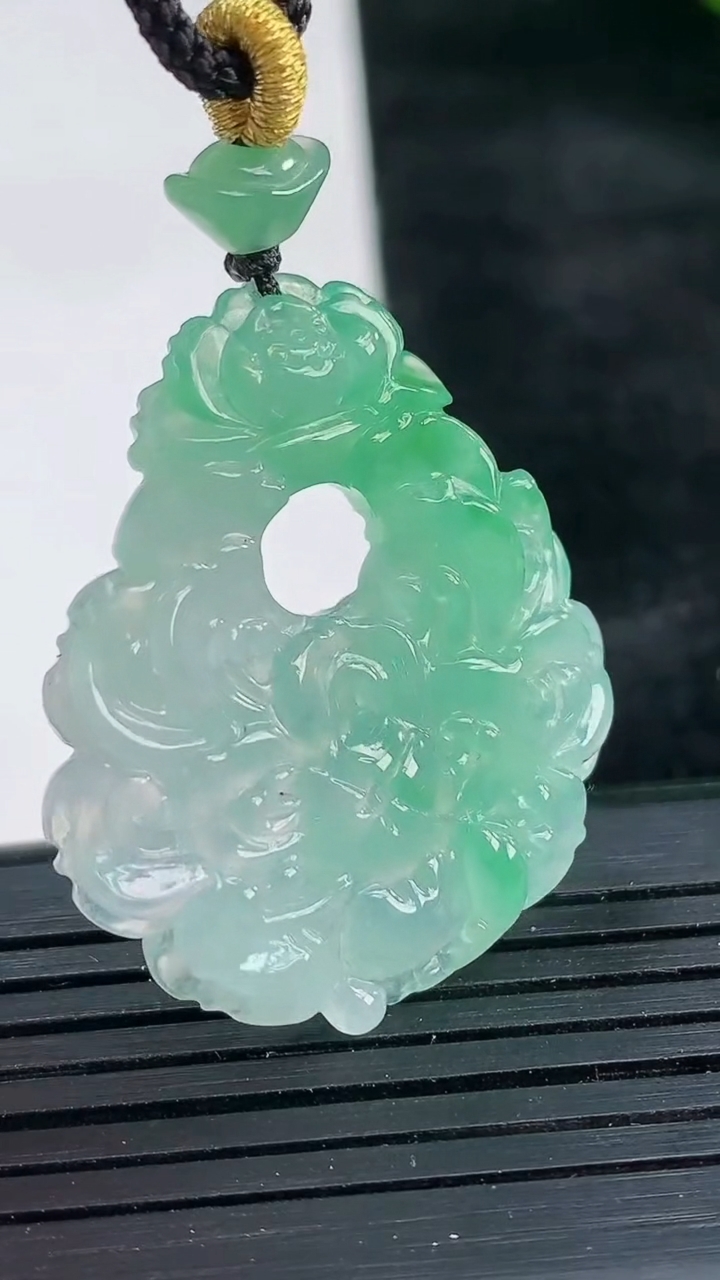 天然A货翡翠和和美美 荷花吊坠尺寸34.8-29-4.8重量:8.17g
3月26日