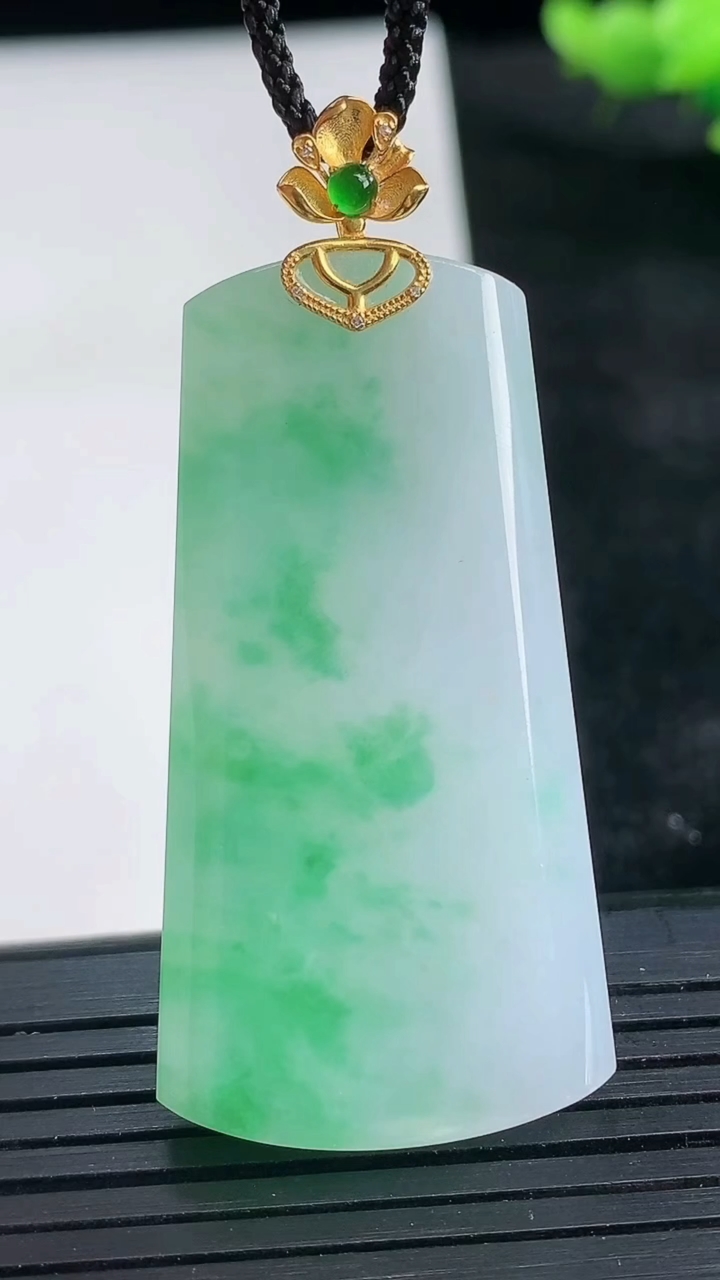 天然A货翡翠无事牌吊坠尺寸45.1-23.7-5.2重量:15.93g
3月26日