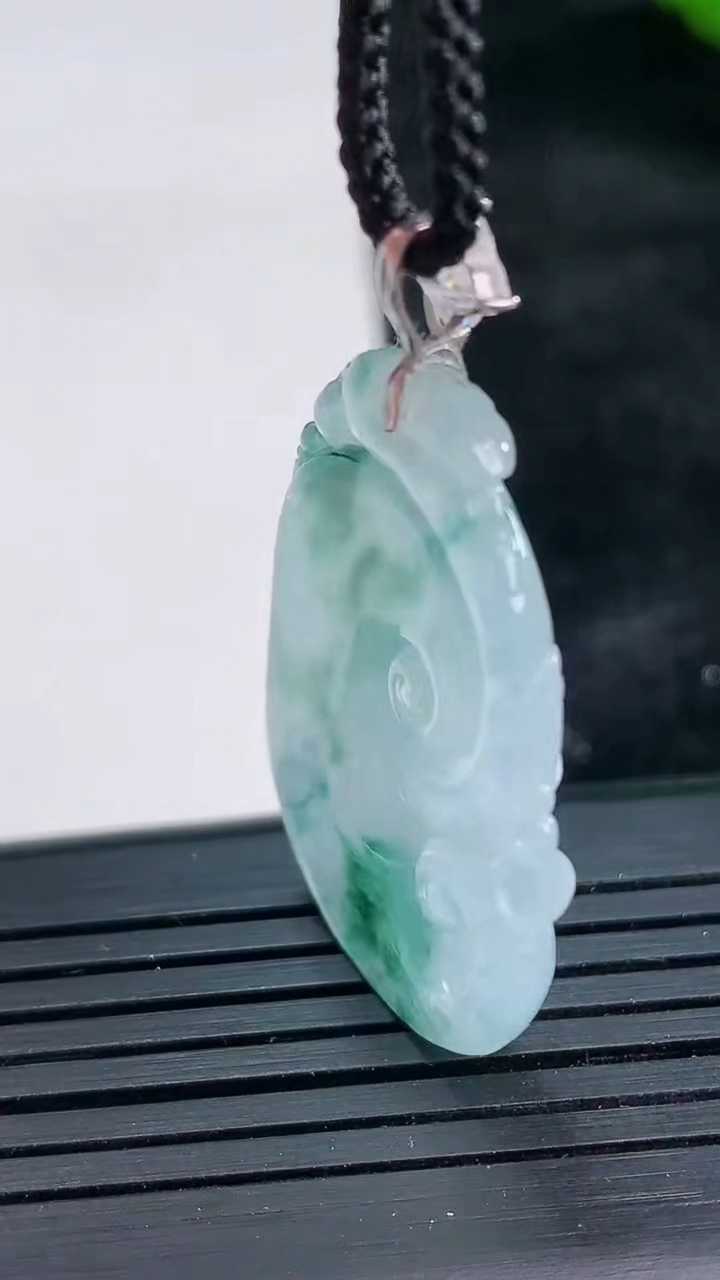 天然A货翡翠种飘花如意吊坠尺寸34.5-22.5-4重量:6.80g
3月26日