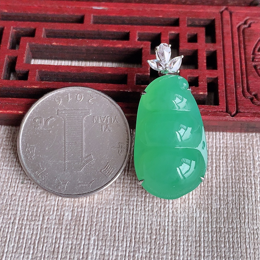 天然A货翡翠18K金伴钻镶嵌满绿四季豆福豆平安豆吊坠 
尺寸33-25.8-15.4-11.5mm 重量9.05g 0324