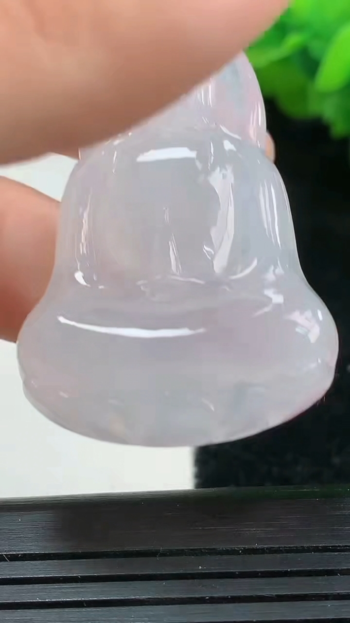 天然A货翡翠观音菩萨吊坠尺寸45.3-29.8-5.8重量:14.06g
3月26日