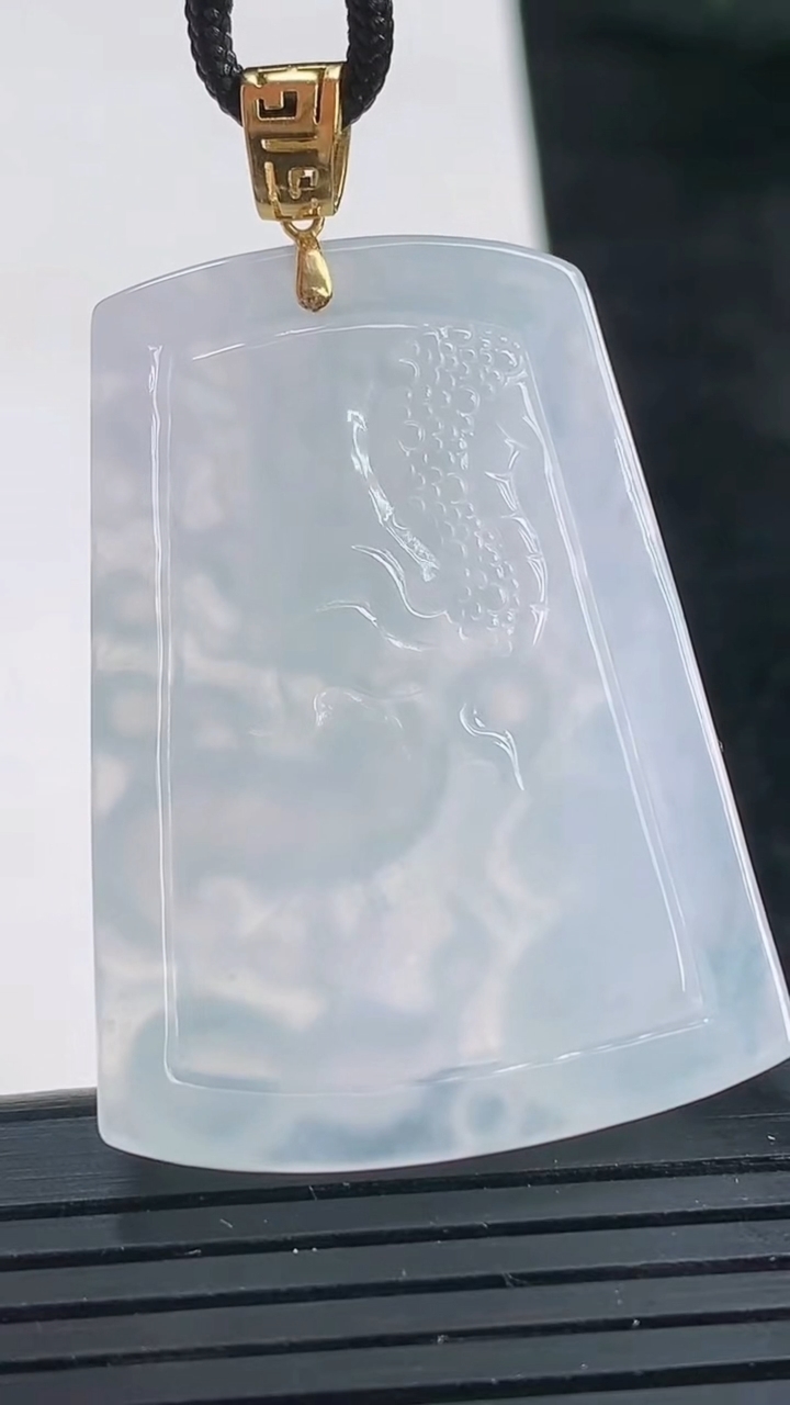 天然A货翡翠种紫罗兰龙牌吊坠尺寸40.4-29.8-5.6重量:12.72g
3月26日