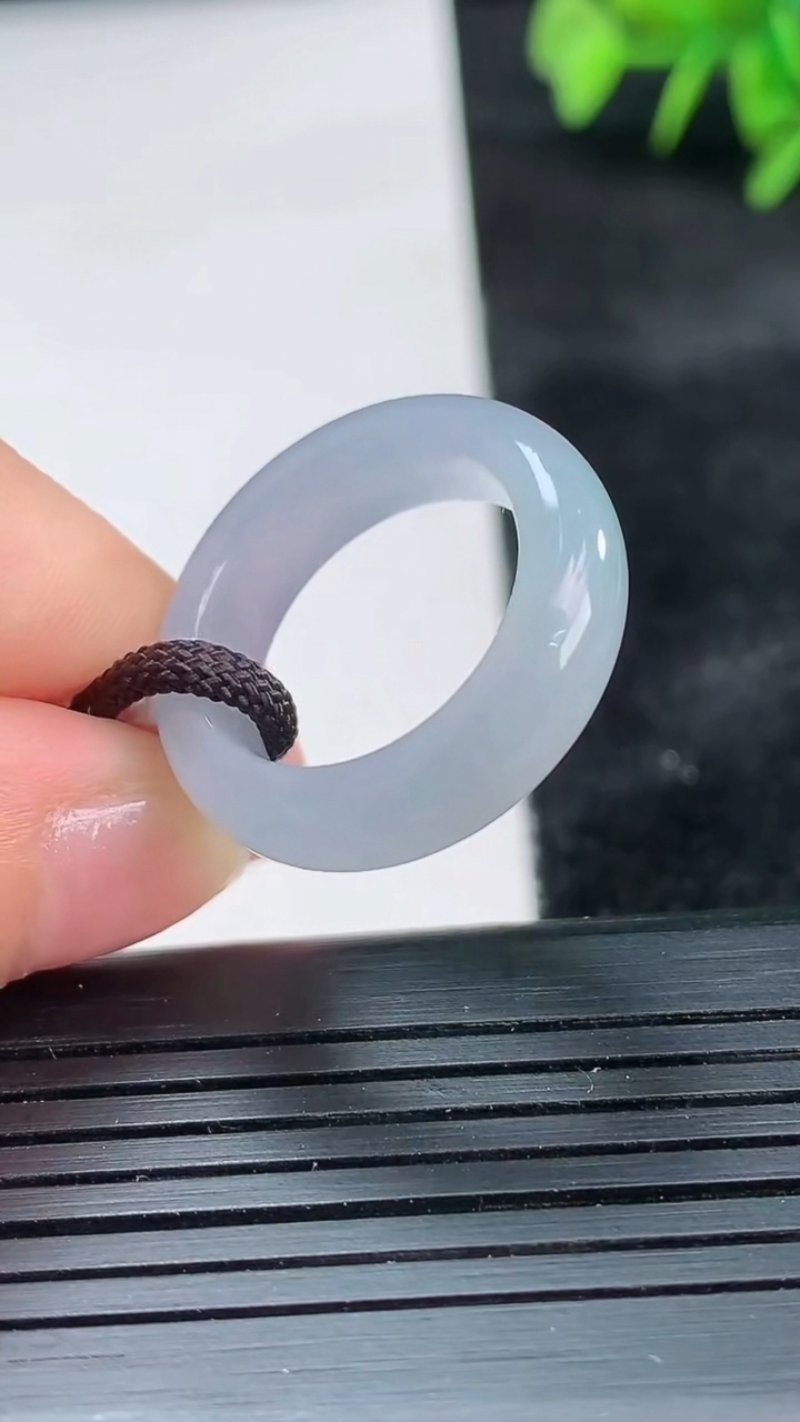 天然A货翡翠紫罗兰指环戒指尺寸16.5-5.8-3.6重量:4.31g2026年3月26日
工厂直销收藏佳品,种好水足，色泽均匀，有种有色，上手高大气！