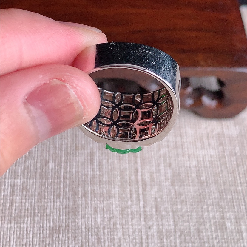 天然A货翡翠18K金伴钻镶嵌甜绿招财貔貅戒指 圈口19.5裸石
尺寸12.6-9.6mm 重量6.33g 0324