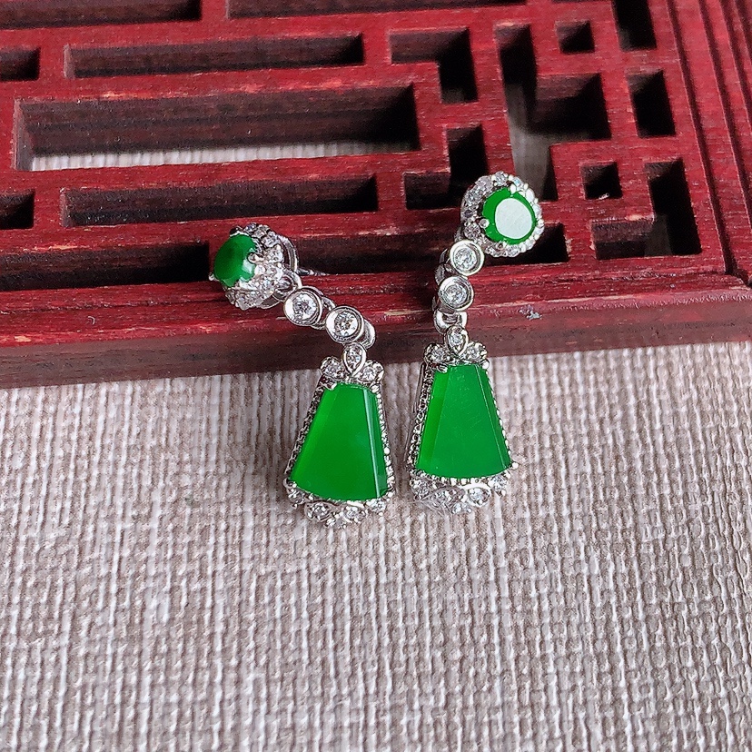 天然A货翡翠18K金伴钻阳绿无事牌耳坠 
尺寸7-5.5-4.2mm 重量2.85g 0324