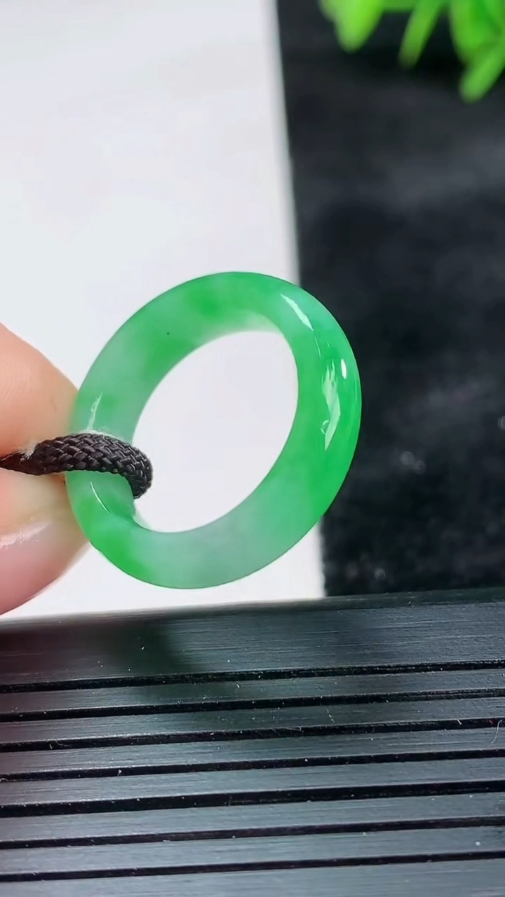 天然A货翡翠指环 戒指尺寸16.6-5.4-3.4重量:3.54g2026年3月26日
工厂直销收藏