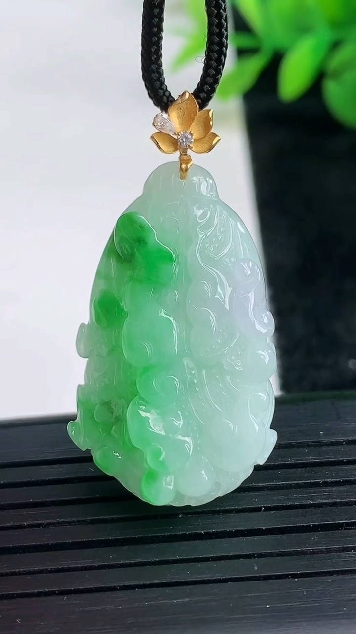 天然A货翡翠白菜吊坠尺寸32.6-19.9-10.1重量:10.54g
3月26日