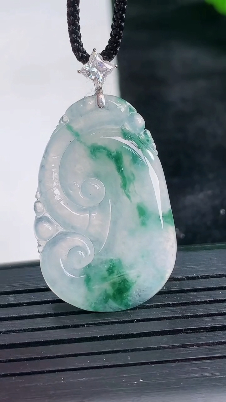 天然A货翡翠种飘花如意吊坠尺寸34.5-22.5-4重量:6.80g
3月26日