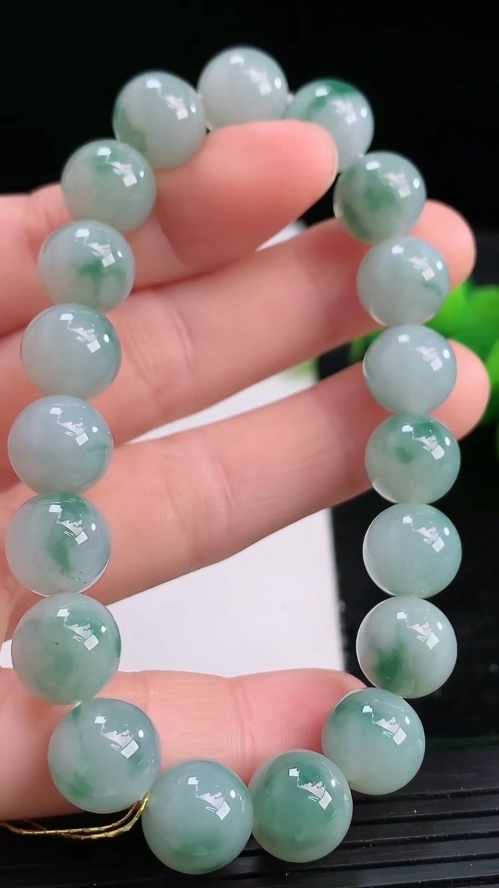 天然A货翡翠飘花圆珠手串尺寸9.8-19颗重量:36.22g3月26日
工厂直销收藏佳品,种好水足，色泽均匀，有种有色，上手高大气！