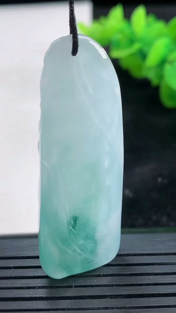 天然A货翡翠飘花财神爷吊坠尺寸49-19.4-12.8重量:22.18g
3月26日