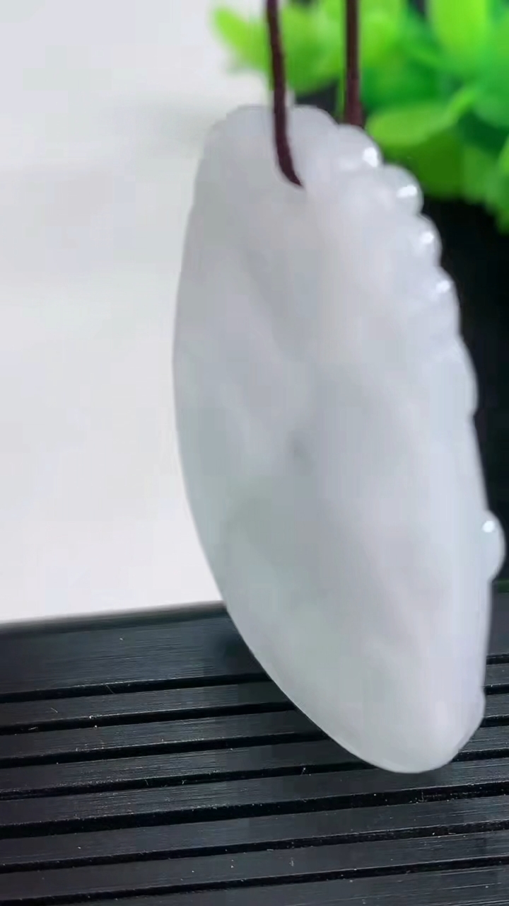 天然A货翡翠飘花生肖狗吊坠尺寸52.5-28.5-5.4重量:12.22g
3月26日