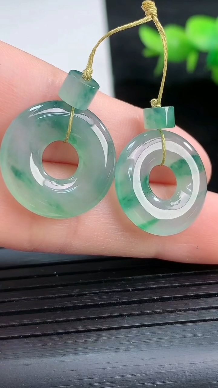 天然A货翡翠冰种飘花平安扣吊坠一对尺寸18.4-3.1重量:4.49g
3月26日