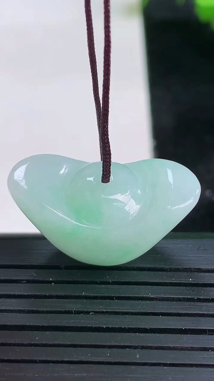 天然A货翡翠元宝吊坠尺寸14.3-25.5-12.7重量:8.19g
3月26日