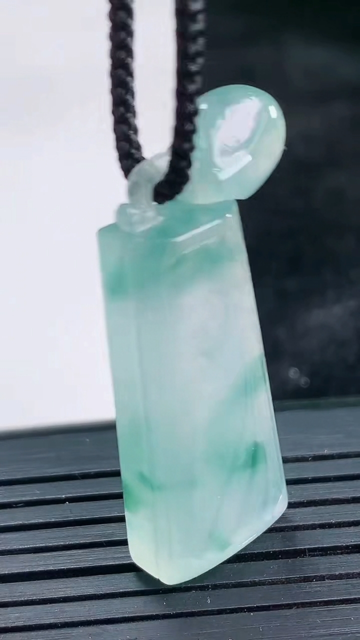 天然A货翡翠种飘花无事牌吊坠尺寸43-14-6.2重量:8.69g
3月26日