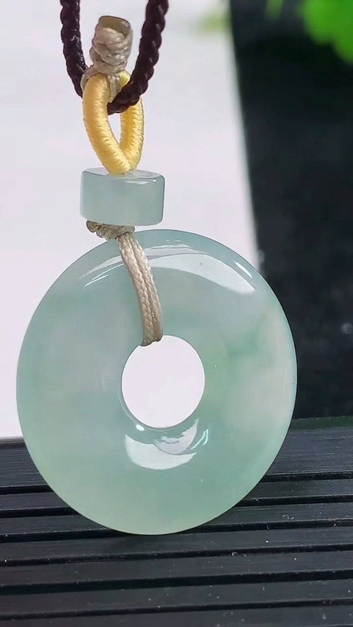 天然A货翡翠飘花平安环吊坠尺寸24-3.5重量:4.46g
3月26日