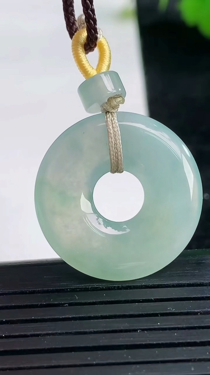 天然A货翡翠飘花平安环吊坠尺寸24-3.5重量:4.46g
3月26日