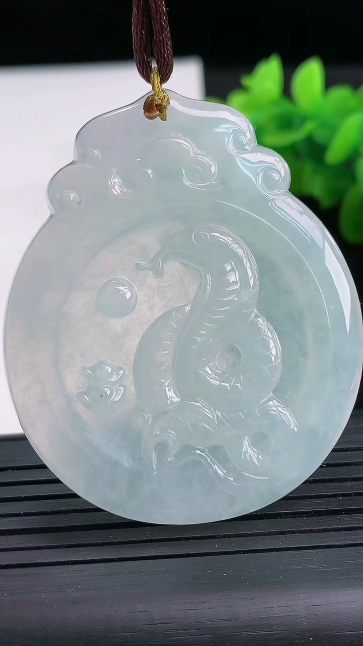 天然A货翡翠生肖蛇吊坠尺寸53.7-45-4.7重量:23.43g
3月26日