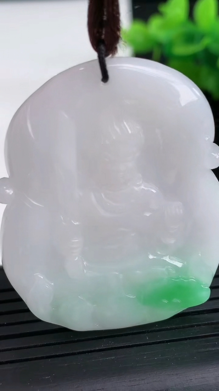 天然A货翡翠不动明王吊坠尺寸46.6-36.8-5.1重量:19.42g
3月26日