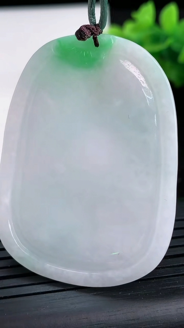 天然A货翡翠生肖猪吊坠尺寸52.2-38-4.9重量:22.03g
3月26日