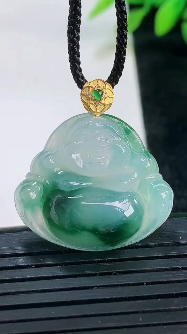 天然A货翡翠种飘花佛公吊坠尺寸23.4-26.5-6.3重量:5.76g
3月26日