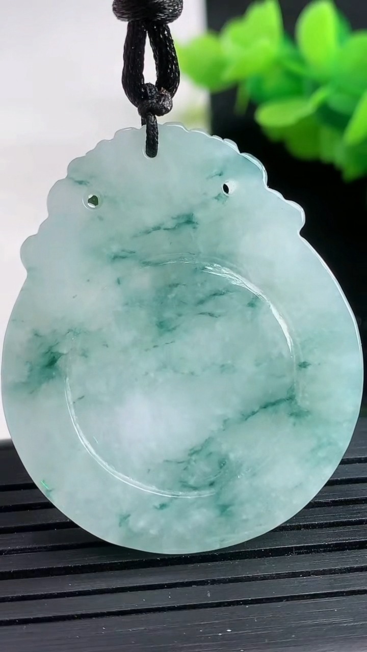 天然A货翡翠飘花生肖猪吊坠尺寸40.6-34.3-5.3重量:15.50g
3月26日