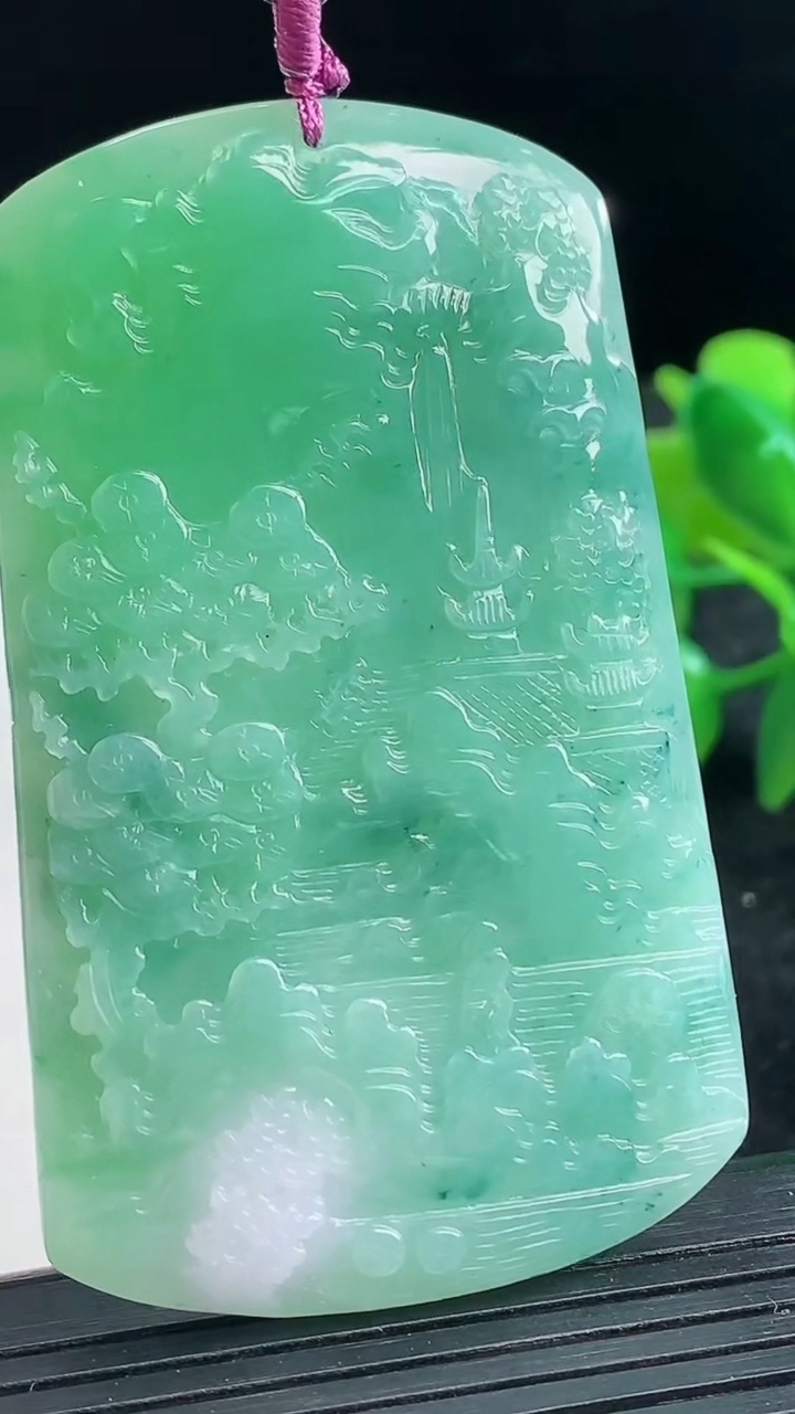 天然A货翡翠山水牌吊坠尺寸64.2-38.8-6.7重量:36.76g
3月26日