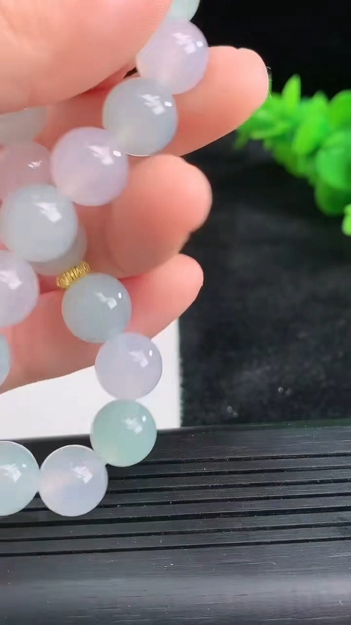 天然A货翡翠圆珠手串尺寸10-19颗重量:32.98g3月26日
工厂直销收藏佳品,种好水足，色泽均匀，有种有色，上手高大气！