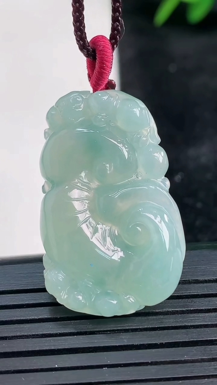 天然A货翡翠飘花如意吊坠尺寸32.8-20.1-5.6重量:7.57g
3月26日