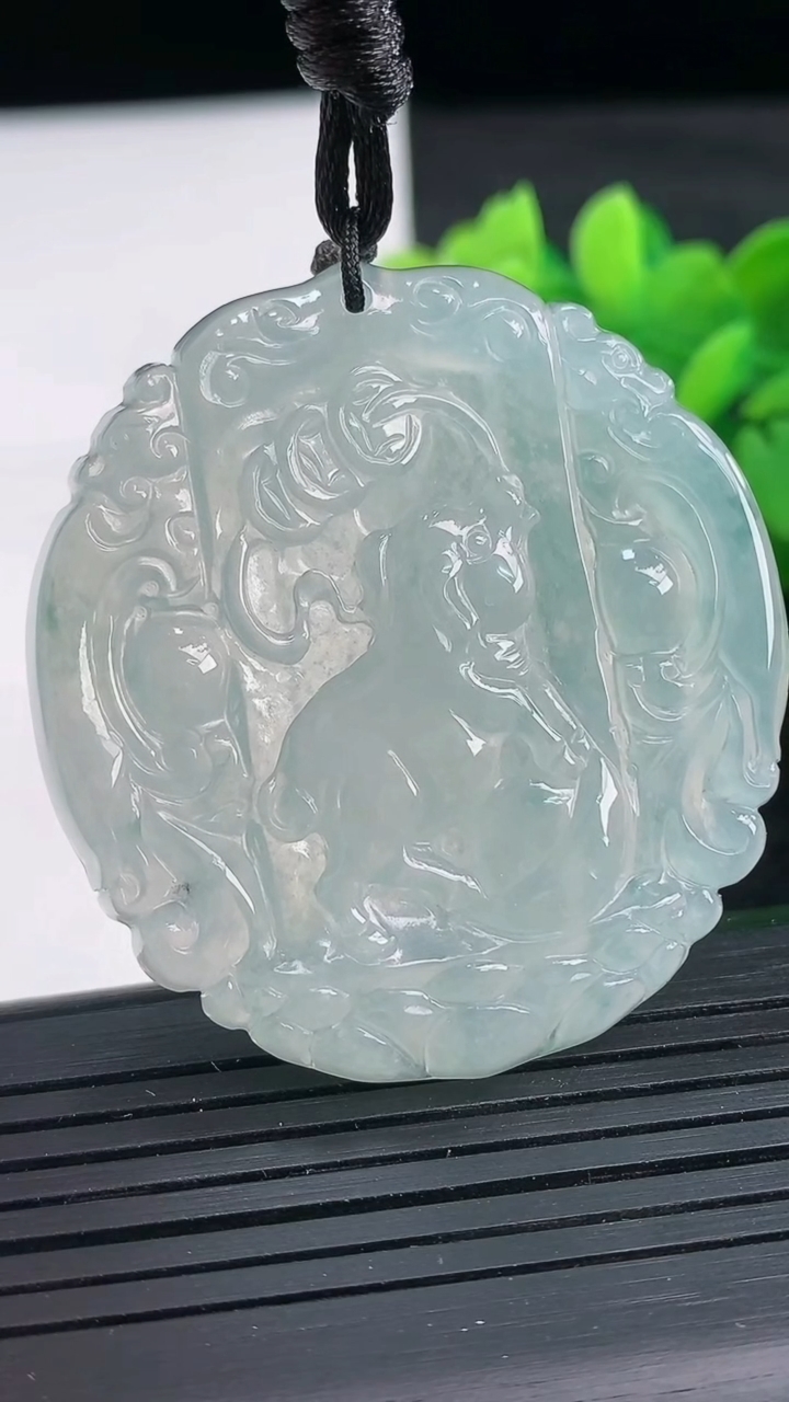 天然A货翡翠种飘花生肖猪吊坠尺寸47.6-43.9-5.2重量:24.03g
3月26日