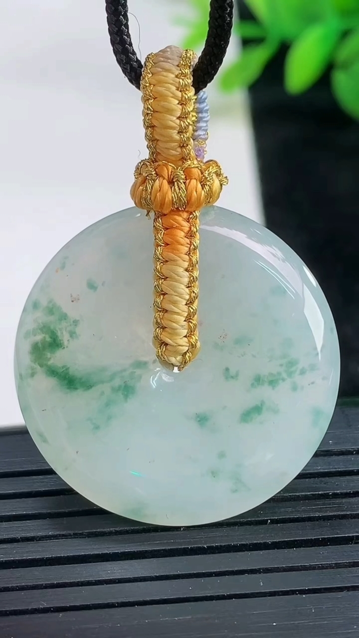 天然A货翡翠飘花平安扣吊坠尺寸28.9-4.9重量:9.33g
3月26日