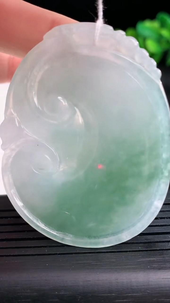 天然A货翡翠如意吊坠尺寸54.1-47.6-5.7重量:23.89g
3月26日