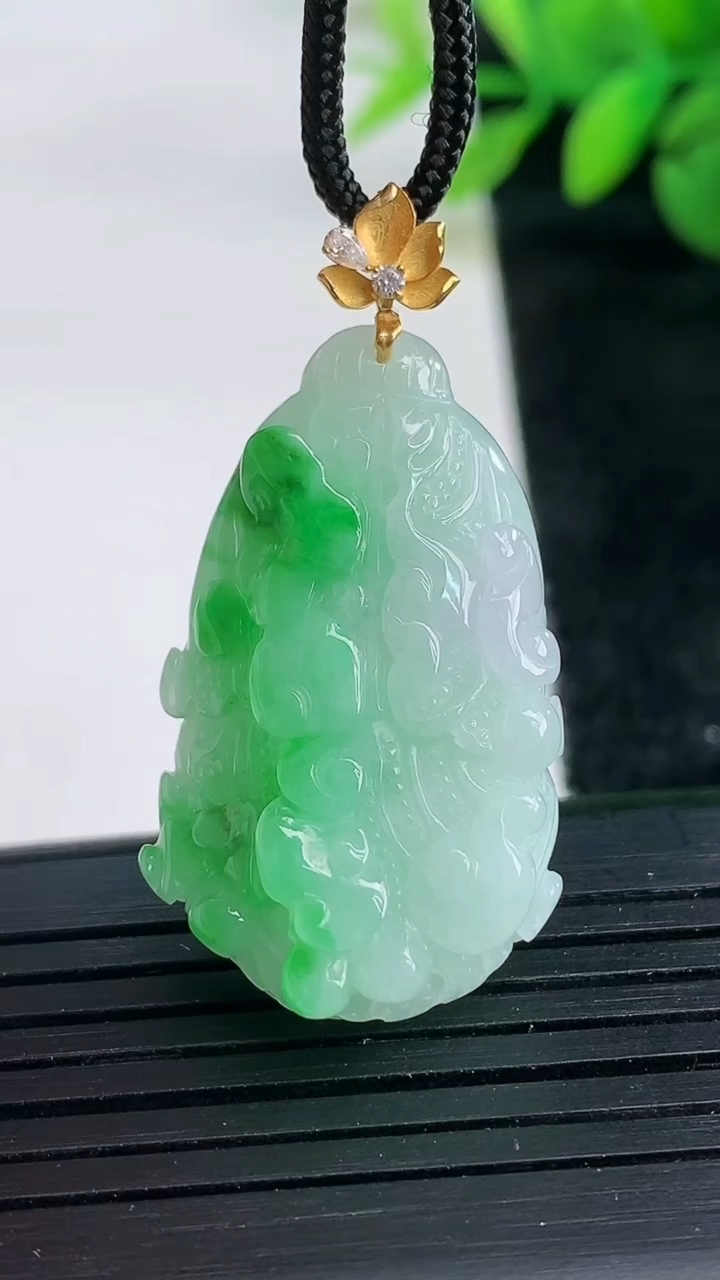 天然A货翡翠白菜吊坠尺寸32.6-19.9-10.1重量:10.54g
3月26日