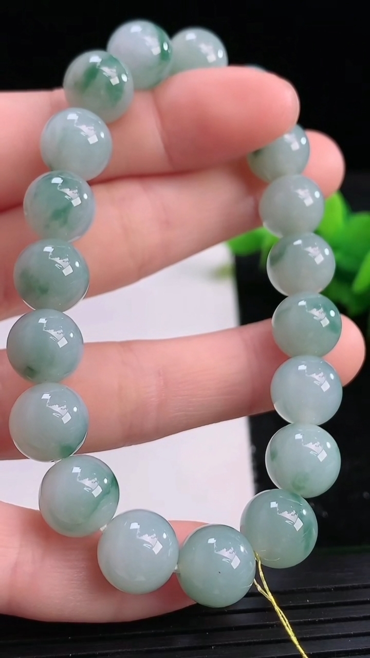 天然A货翡翠飘花圆珠手串尺寸9.8-19颗重量:36.22g3月26日
工厂直销收藏佳品,种好水足，
