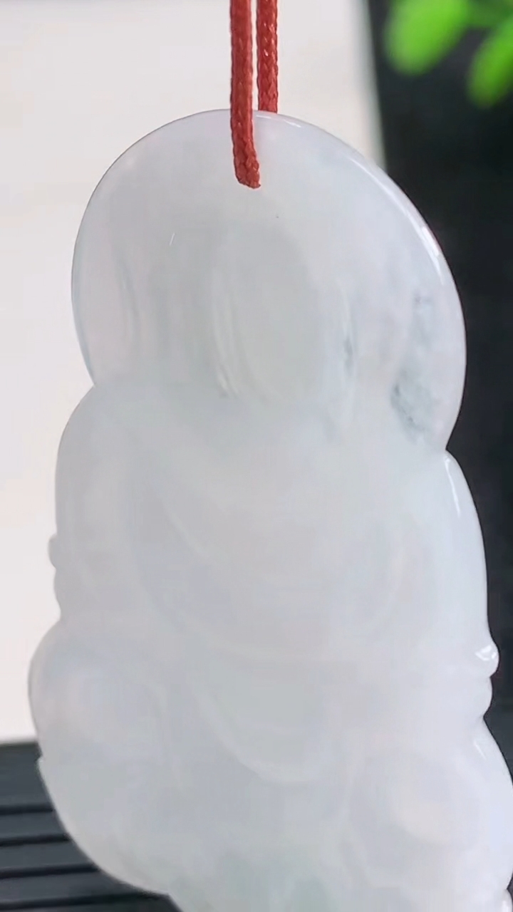 天然A货翡翠观音菩萨吊坠尺寸46.3-28.9-4.8重量:11.52g
3月26日