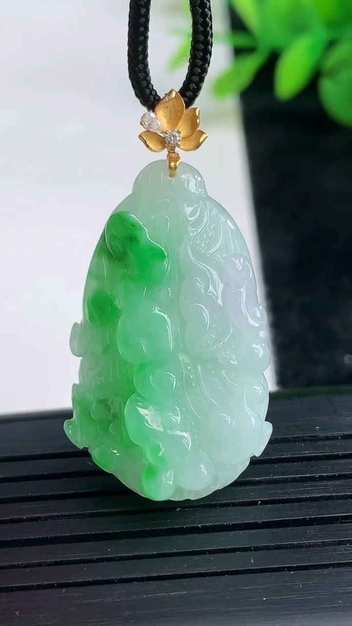 天然A货翡翠白菜吊坠尺寸32.6-19.9-10.1重量:10.54g
3月26日