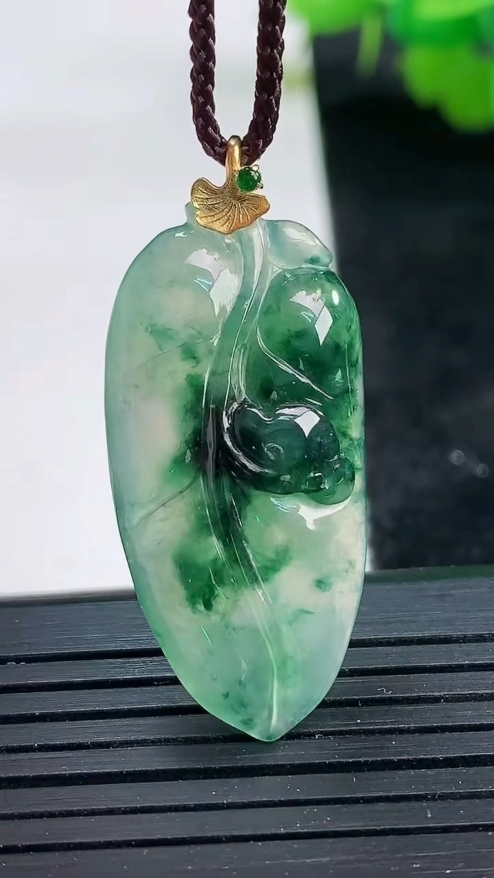 天然A货翡翠种飘花金枝玉叶 叶子吊坠尺寸34.9-16.6-5.8重量:5.13g
3月26日