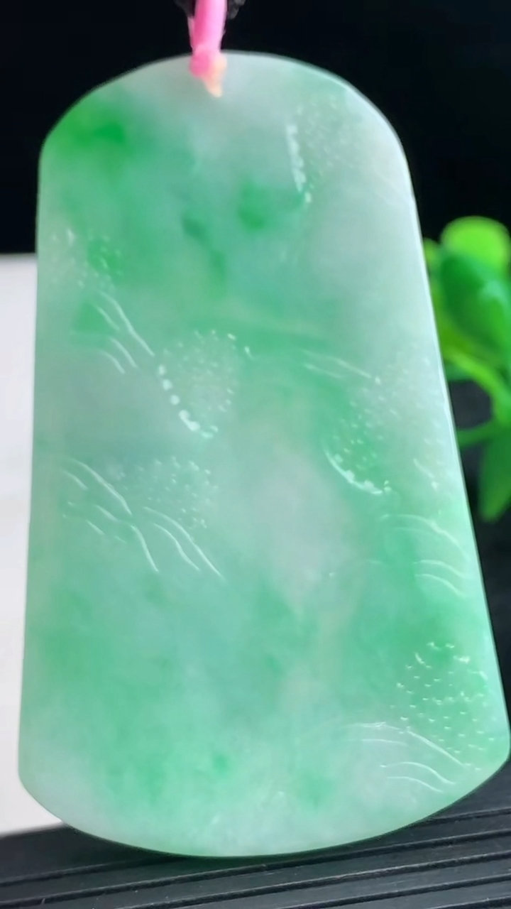 天然A货翡翠山水牌吊坠尺寸67.9-41.2-4.7重量:30.79g
3月26日