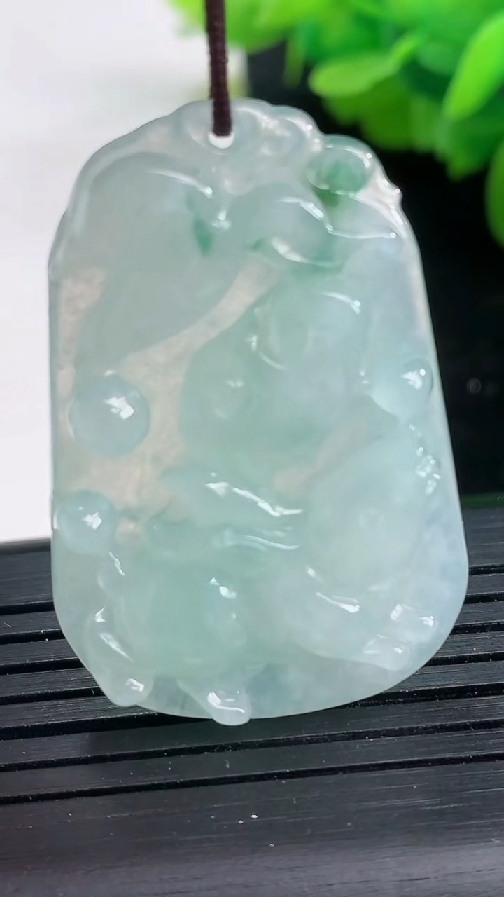 天然A货翡翠飘花生肖兔吊坠尺寸39.6-26.1-5.7重量:10.51g
3月26日