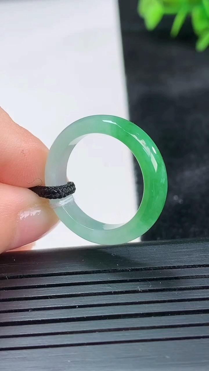 天然A货翡翠指环戒指尺寸17.4-5.3-3.2重量:3.25g2026年3月26日
工厂直销收藏佳