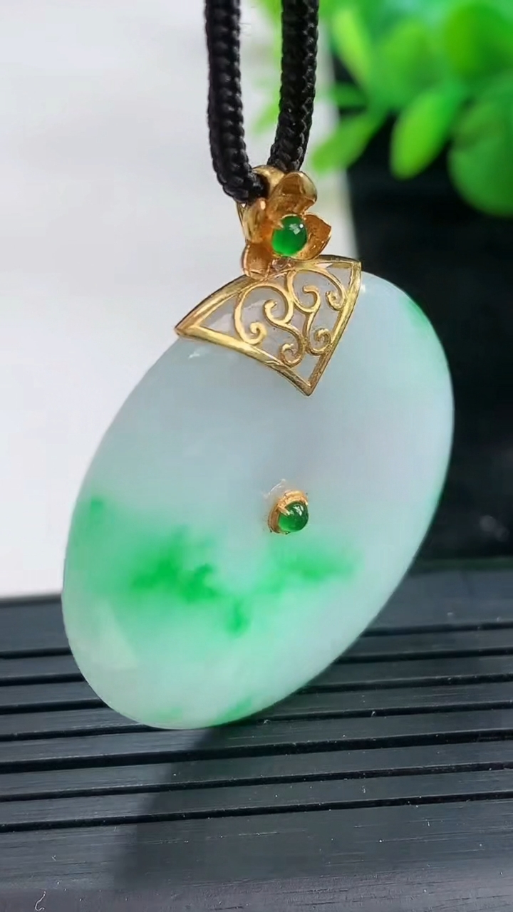 天然A货翡翠平安扣吊坠尺寸33.6-5.8重量:14.33g
3月26日