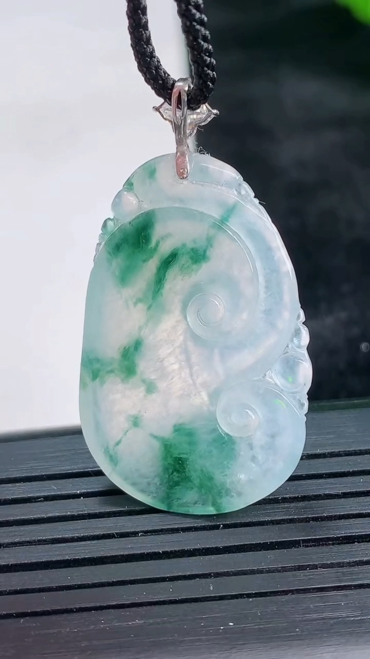 天然A货翡翠种飘花如意吊坠尺寸34.5-22.5-4重量:6.80g
3月26日