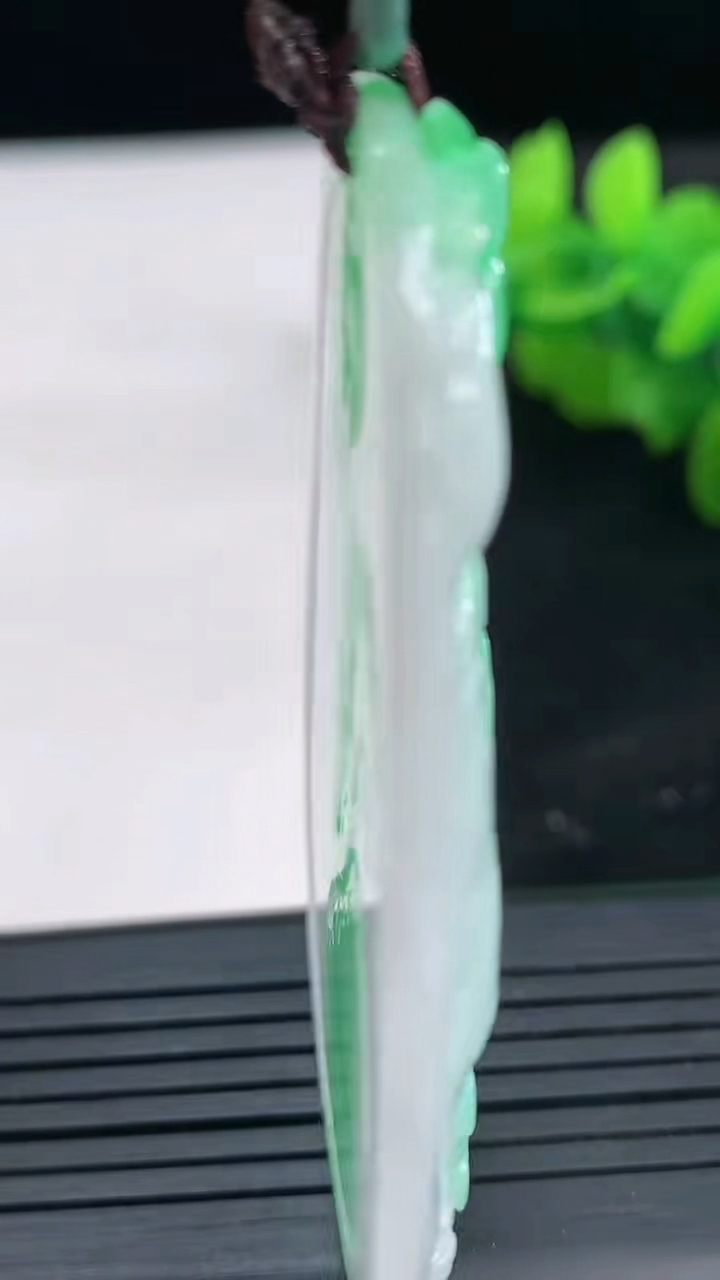 天然A货翡翠生肖虎吊坠尺寸61.7-36.8-6.2重量:26.12g
3月26日