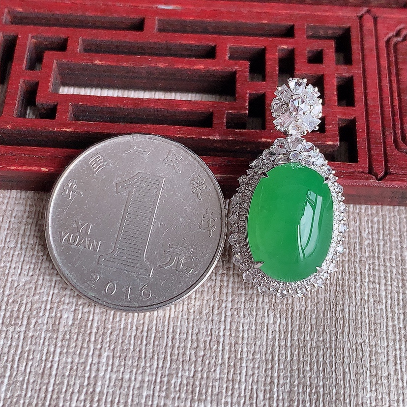 天然A货翡翠18K金伴钻镶嵌阳绿蛋面吊坠 
尺寸29.6-16-13.8裸石15.3-11mm 重量6.16g 0324