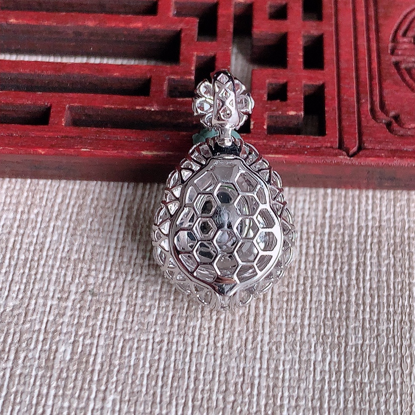 天然A货翡翠18K金伴钻镶嵌阳绿葫芦吊坠 
尺寸26.5-15.8-10裸石13-11.5mm 重量