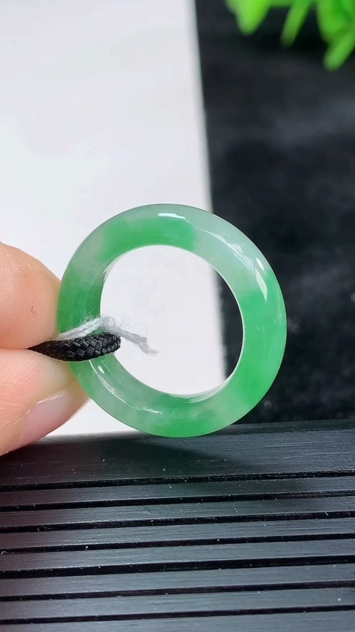 天然A货翡翠指环戒指尺寸16.3-5.5-3.5重量:3.99g2026年3月26日
工厂直销收藏佳
