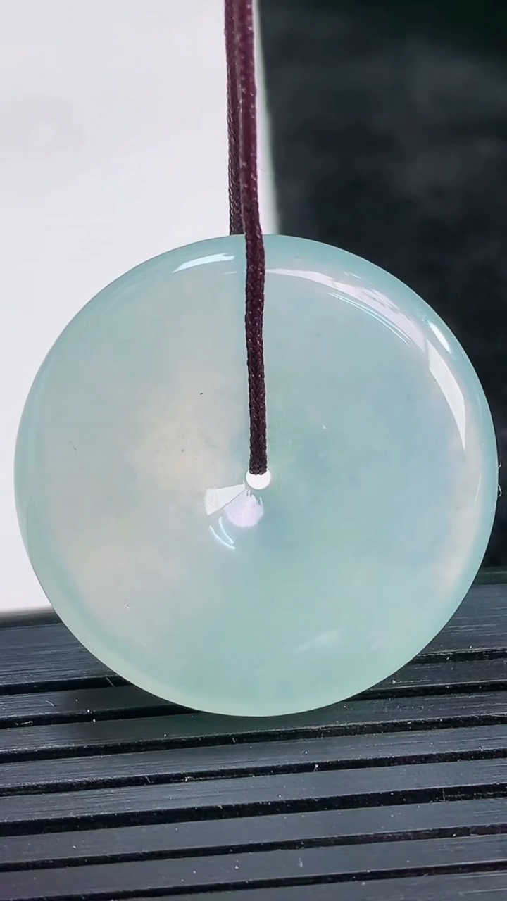 天然A货翡翠平安扣吊坠尺寸29.6-5.7重量:10.95g
3月26日