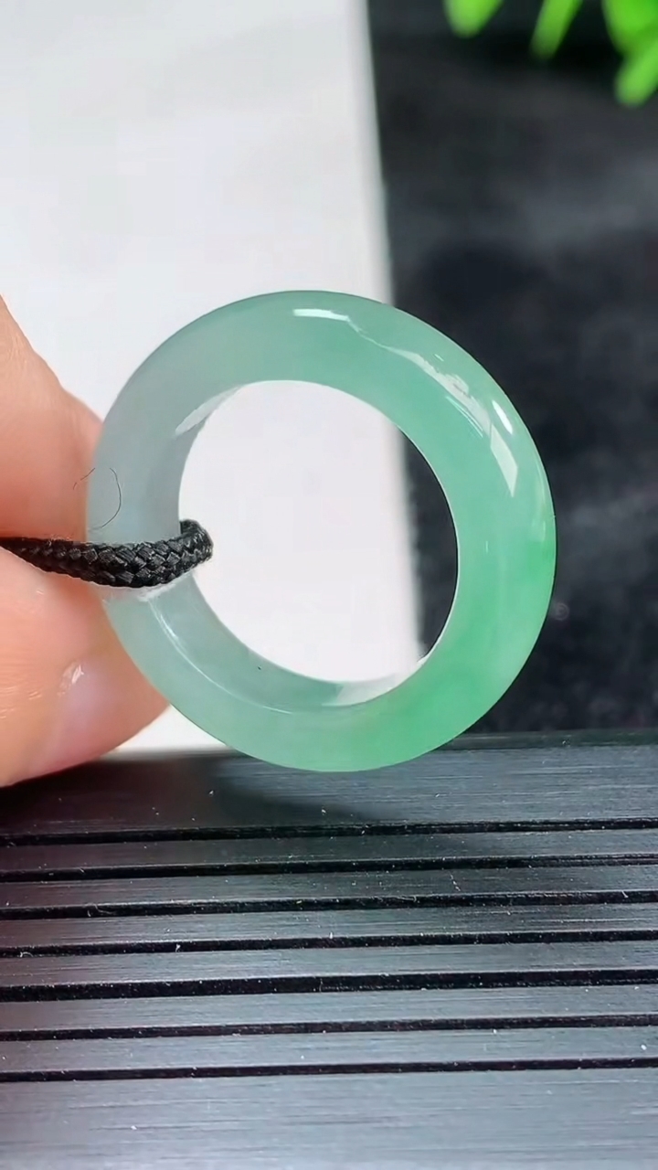 天然A货翡翠指环戒指尺寸17.4-6.2-3.9重量:4.84g2026年3月26日
工厂直销收藏佳品,种好水足，色泽均匀，有种有色，上手高大气！